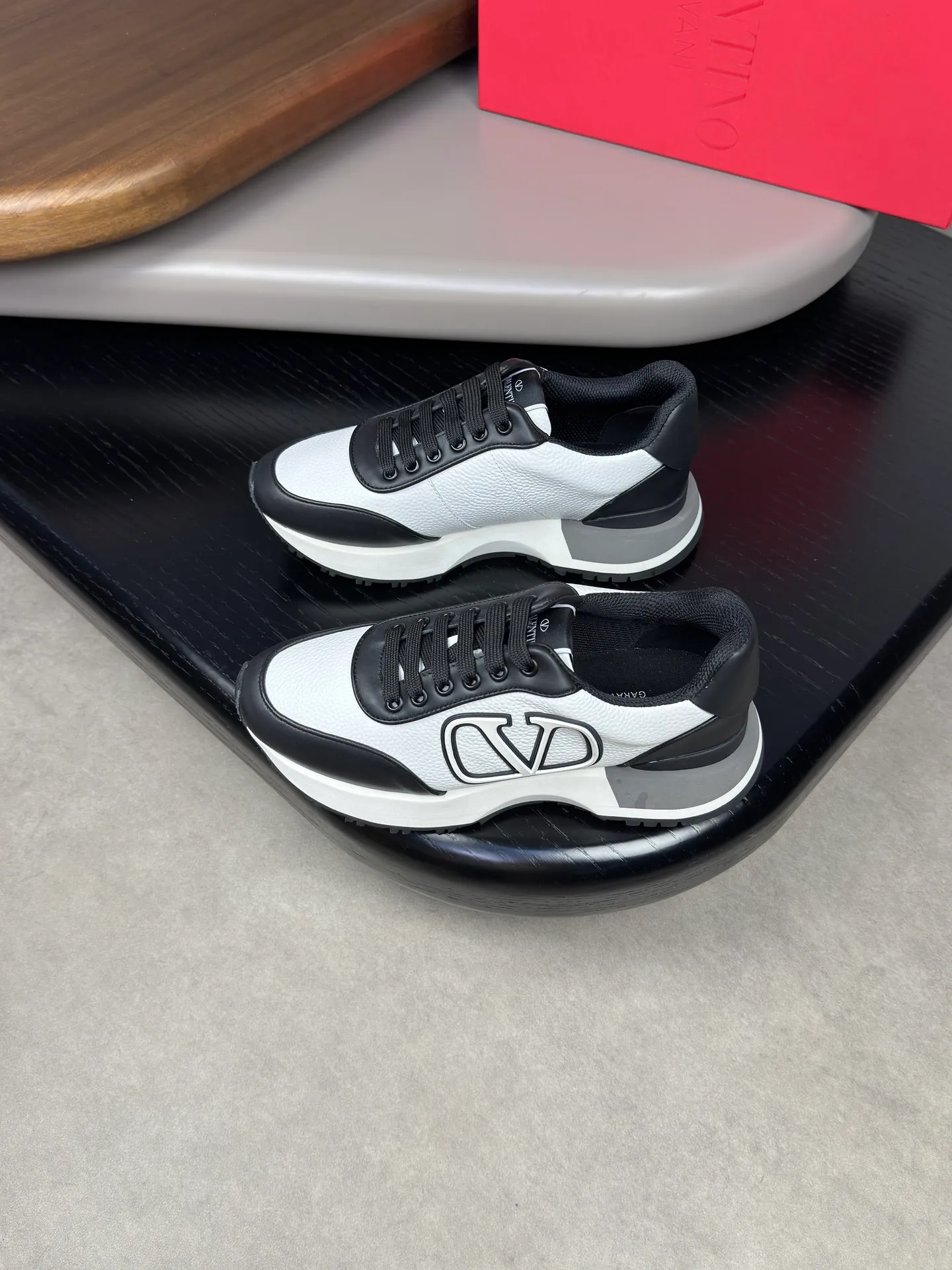 [VALENTINO] Valentino men's shoes 💰500💰 - High-end quality original order - Upper: 🔝 Nappa calf leather, tumbled calf leather, sewn brand plastic totem - Lining: brand mesh canvas, foot pad; water-dyed cow leather - Outsole: multi-color wear-resistant velvet·rubber; combined molded outsole -Super high quality control·Fine workmanship: highlighted (high-end·luxury·grade) -Size :38-44 (45 can be customized)·3300